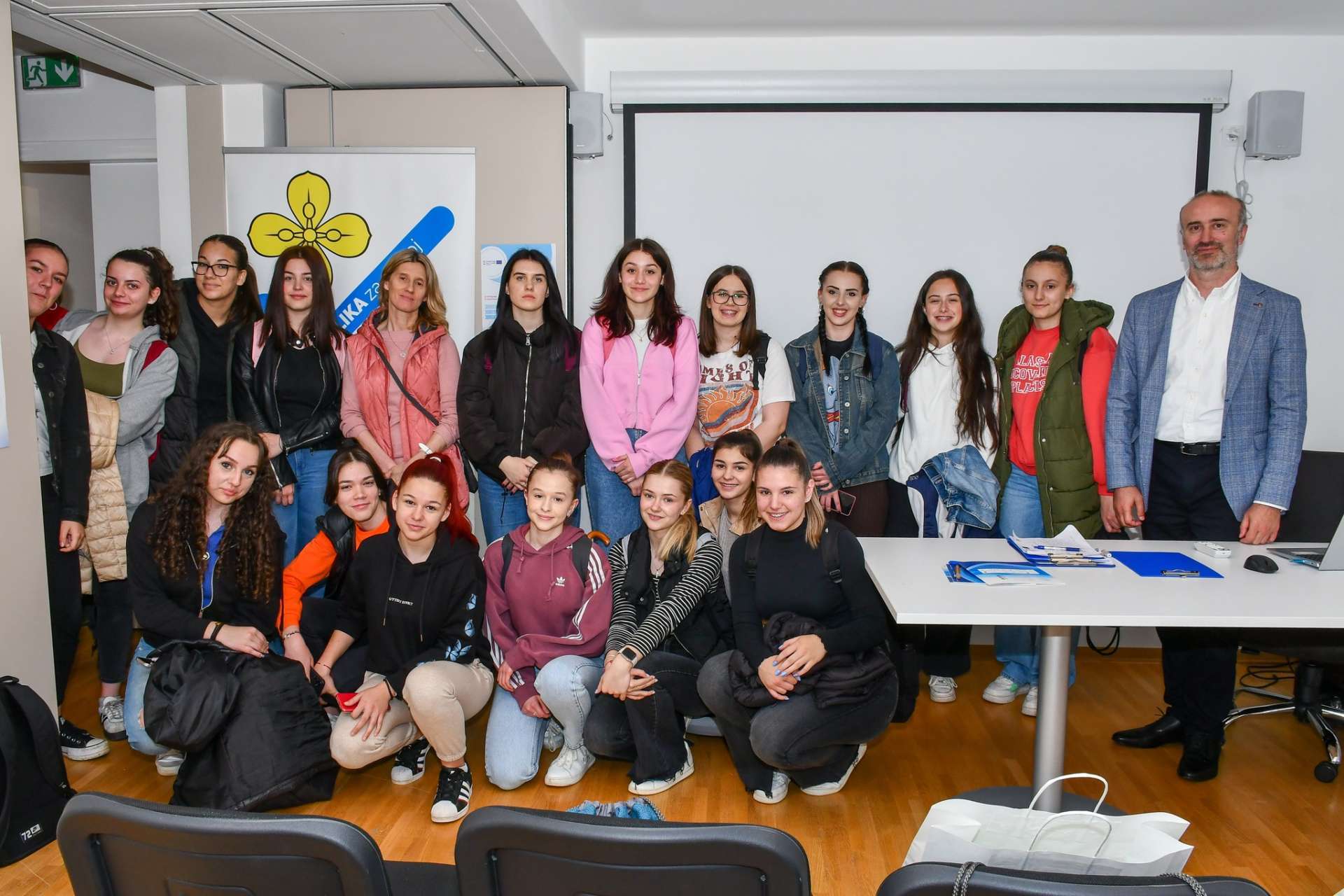 Izložba najmlađih na temu „Znamenitosti zemalja članica EU  u oku djeteta“ - 